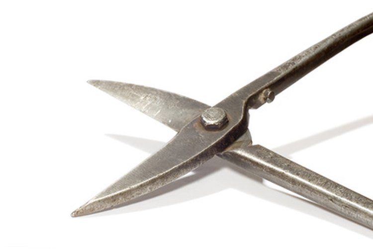 Una variedad de herramientas de mano están disponibles para cortar el metal.