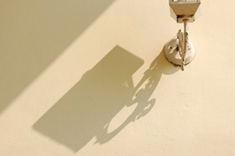 Las lámparas exteriores con sensor añaden seguridad a tu casa.
