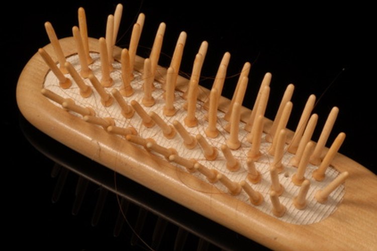 Nunca remojes un cepillo de madera en agua, ya que puedes causar que se pudra.