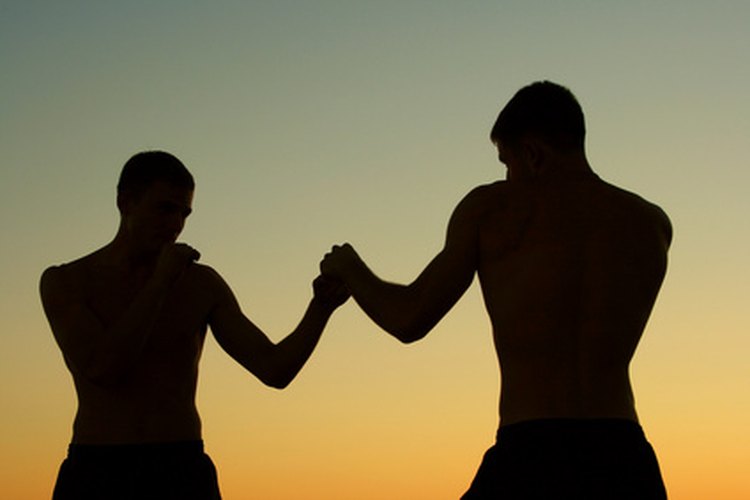 Los boxeadores adolescentes se enfocan en el acondicionamiento, en el ejercicio de piernas y en la técnica de golpeo.