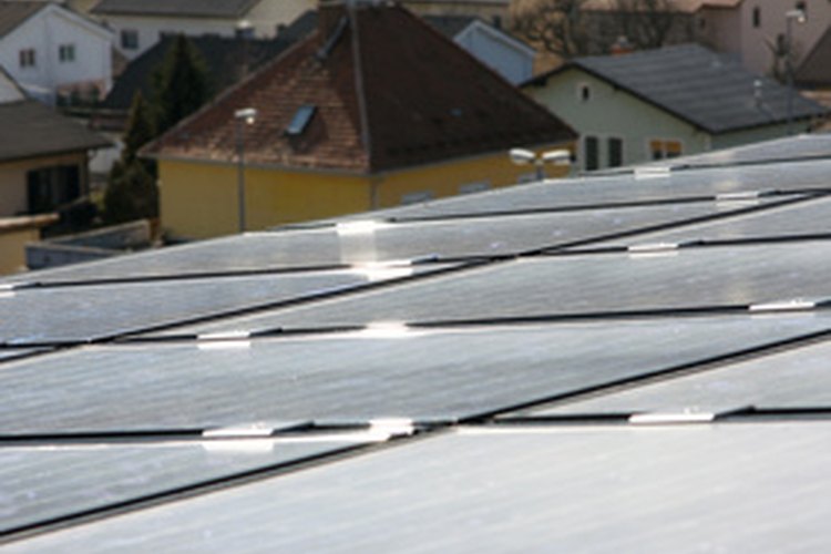 Los paneles solares convierten la luz del sol en electricidad.