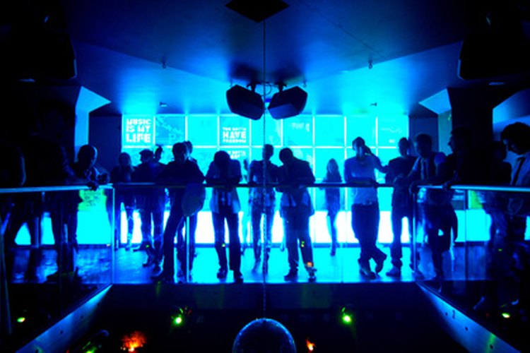 Bailar toda la noche en un club.