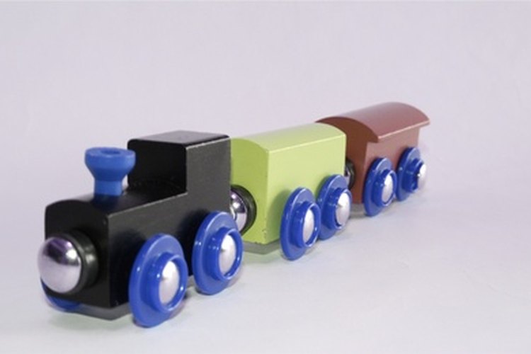 Los trenes de juguetes son cotillones geniales en una fiesta de trenes para niños pequeños.