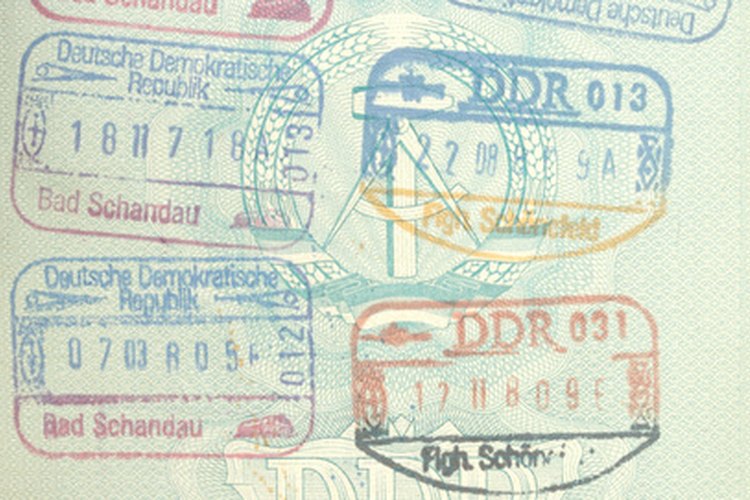 Puedes traer a tu pareja extranjera a los Estados Unidos con una visa para prometidos.