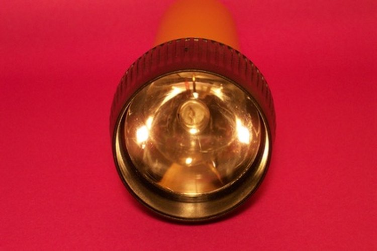 Una Maglite proyecta un haz más brillante que una linterna común.