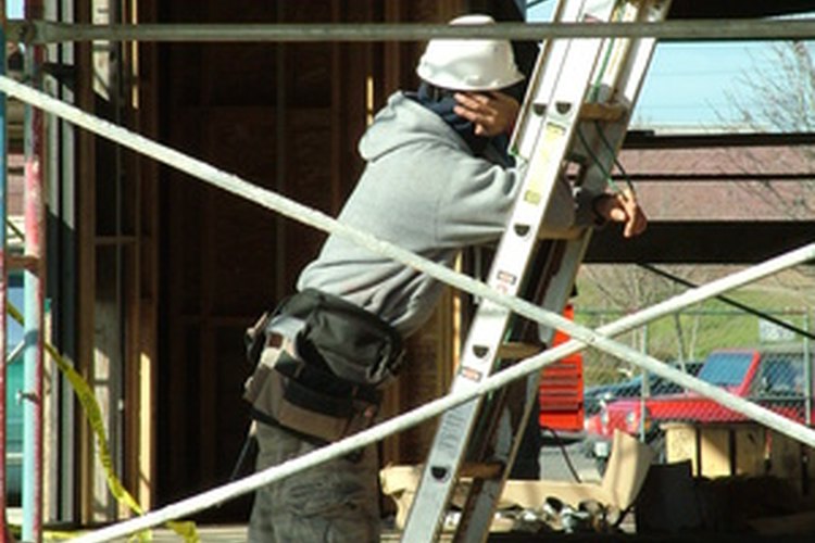 Los trabajadores de la construcción construyen casas y edificios comerciales.