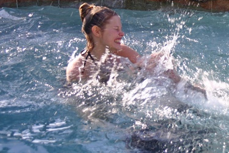 Celebra un cumpleaños de verano con una fiesta en la piscina.