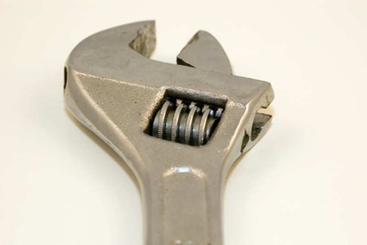Se cuidadoso en ajustar la llave ajustable de manera bien apretada para evitar redondear la tuerca.