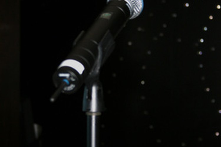 Párate frente al micrófono y muestra tus habilidades para cantar.