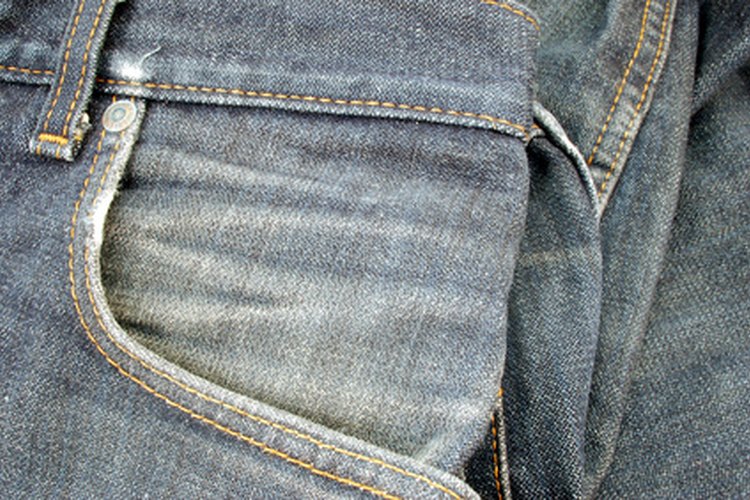 Un par de jeans con bolsas ligeramente lavadas con piedra.