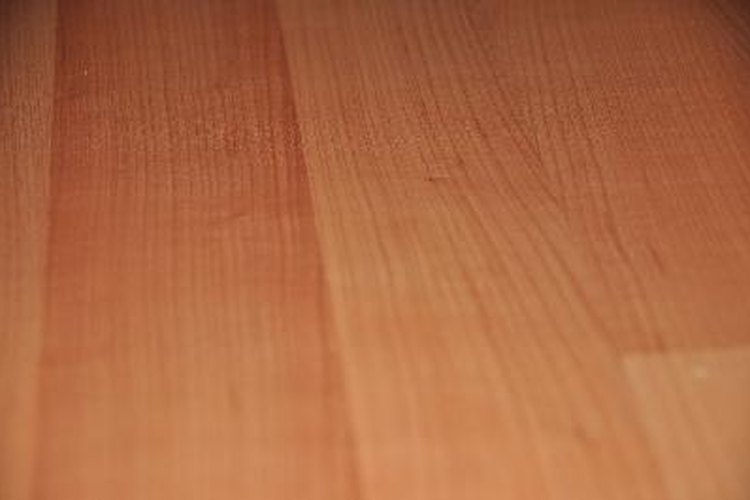Con el tiempo, la cera acumulada sobre el piso laminado deteriora su aspecto.
