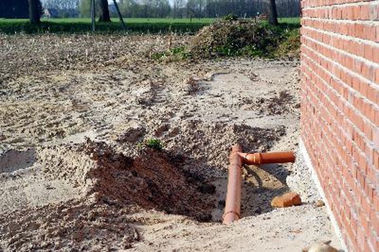 Cava una zanja alrededor de tu casa que llegue a la base.