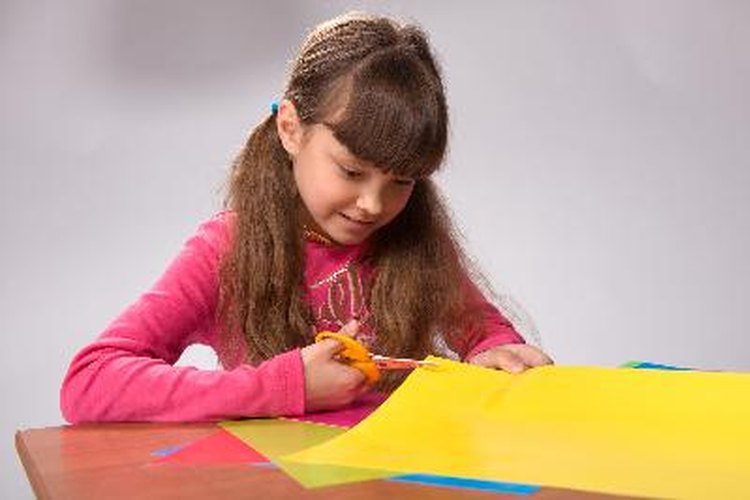 Actividades artísticas y manualidades para niños de 6 años que están solos en su casa.