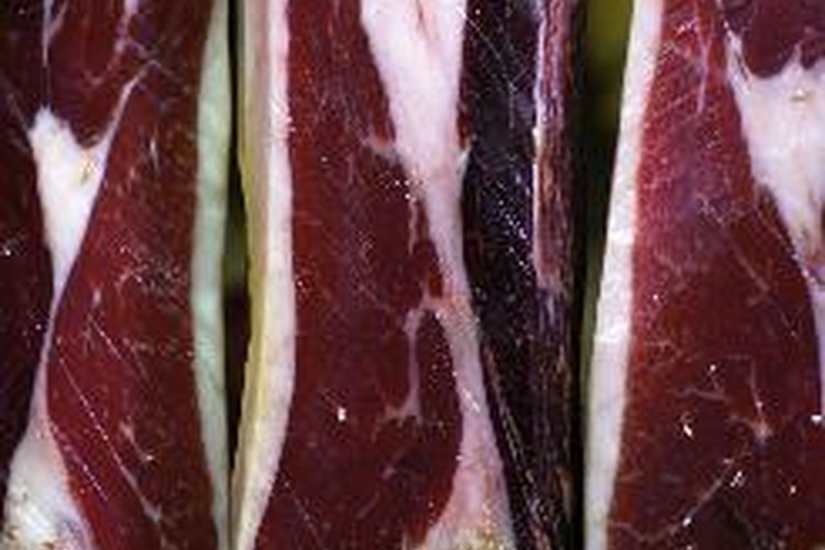 El prosciutto es un jamón curado italiano que originalmente proviene de la región de Parma.