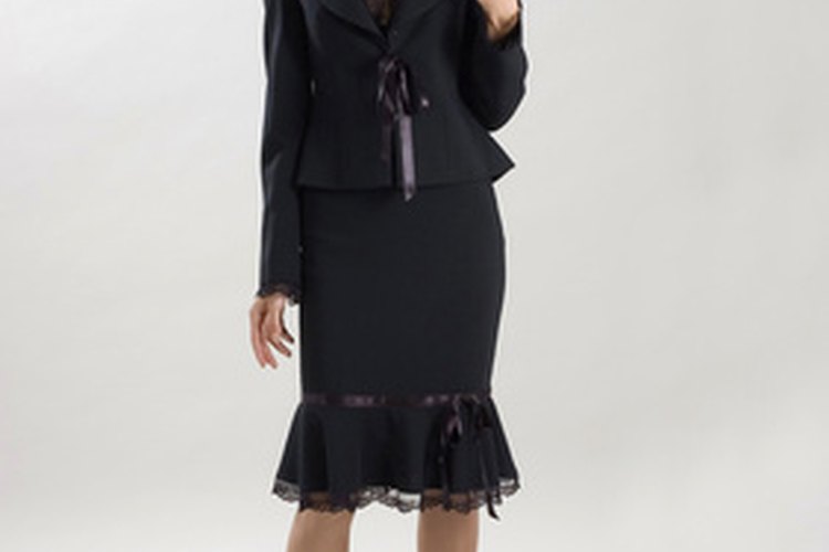 Un traje con falda es una de las mejores opciones para la mujer profesional.