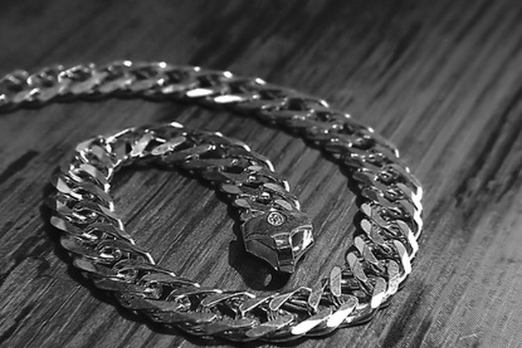 Las cadenas de plata vienen en distintas formas y tamaños.