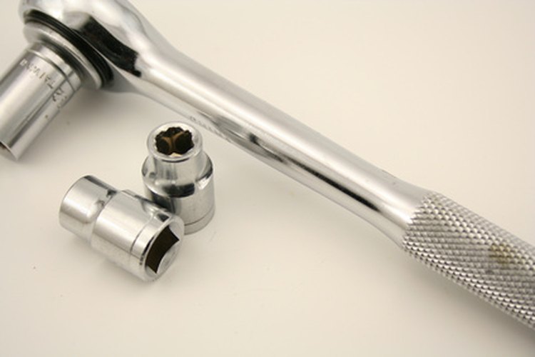 Desatornilla el tapón de drenaje del aceite con la llave tubo de 3/8 y el tubo de17 mm.