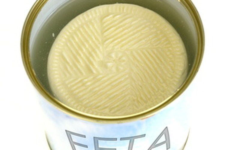 El queso feta es un queso blanco y salado.