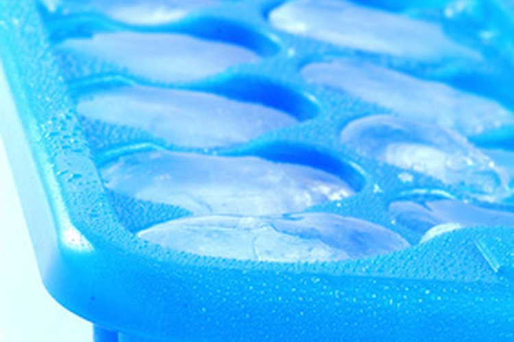 Frota un cubo de hielo sobre el cuero cabelludo para aliviar la quemazón inmediatamente.