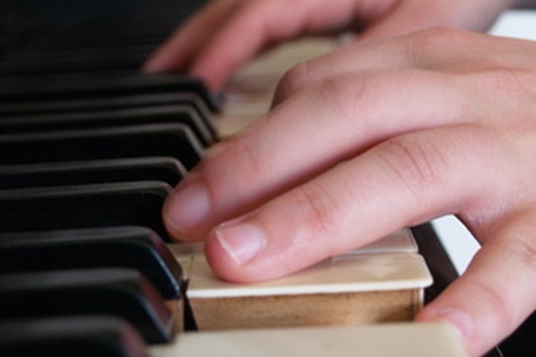 Canten sus canciones favoritas alrededor del piano.