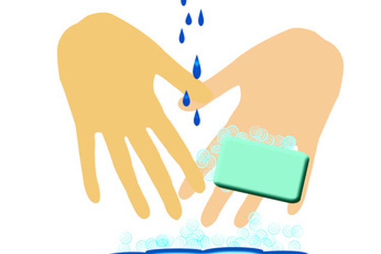 El jabón y el agua y los geles sanitizadores son dos opciones para limpiar tus manos.