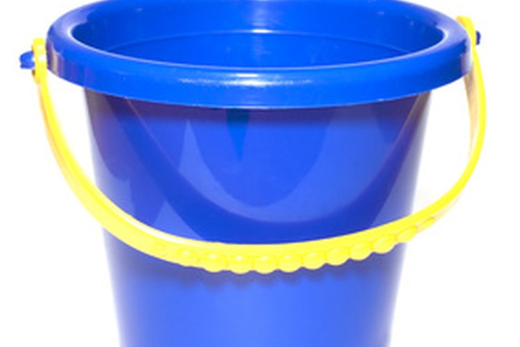 Luego, coloca 1 cda. de champú en el fondo de un balde de 5 galones (18,93 l) y llénalo con agua tibia.