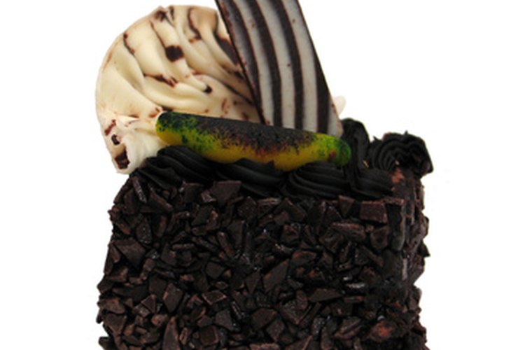Un pastel de fiesta blanco y negro impresionará a tus invitados.