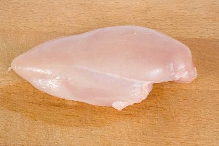 El platillo consiste en una pechuga de pollo aplanada y empanizada que envuelve rebanadas delgadas de jamón y queso Suizo y se hornea por 30 minutos.