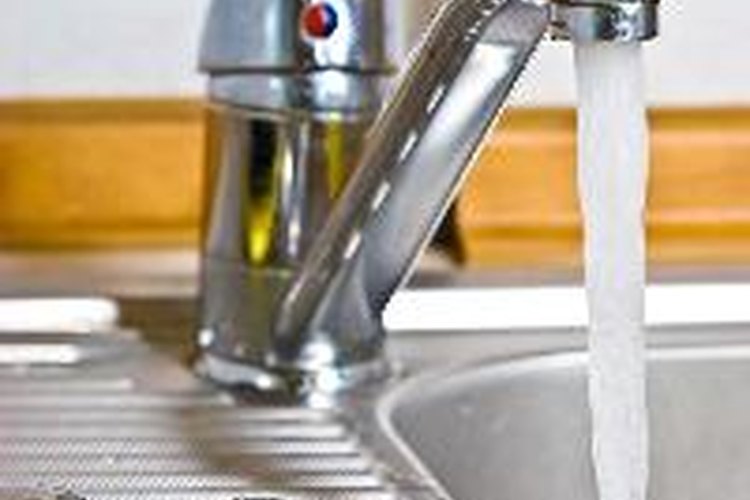 Existen muchas maneras en que puedes mantener el agua corriendo por tus tuberías suavemente.