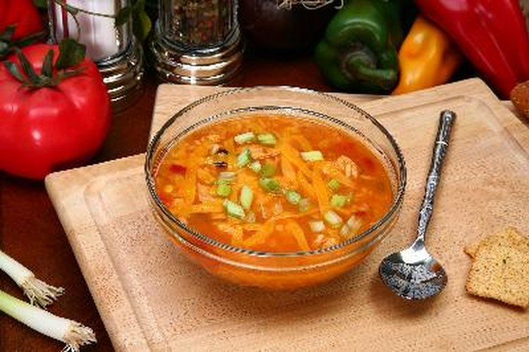 Sopa de tortilla con pollo.