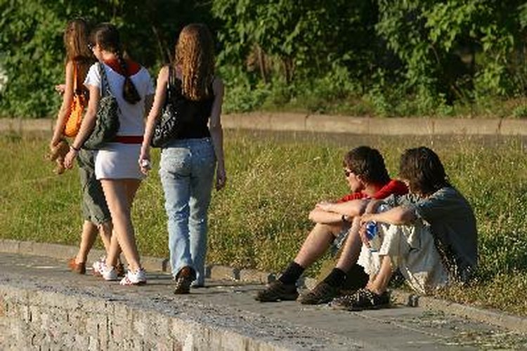 Establece un toque de queda que pueda mantener seguro a tu adolescente.