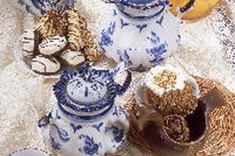 Los pasteles para el té combinan bien con té, como su nombre lo indica.