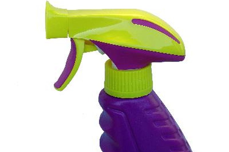Mezcla 1/4 de taza de detergente líquido para platos.