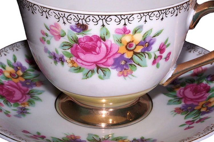 Utiliza juegos de té de época para dar un toque elegante a la fiesta.