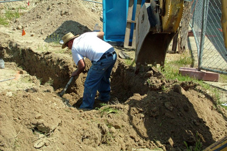 La retroexcavadora puede excavar mas rápido que un grupo de hombres.