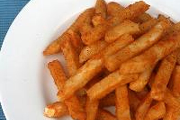 Sal, pimienta, salsa de tomate y vinagre son proporcionados para espolvorear y sumergir.