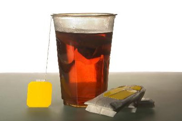 El té, hecho con bolsas de té y agua caliente, es una bebida natural libre de calorías.