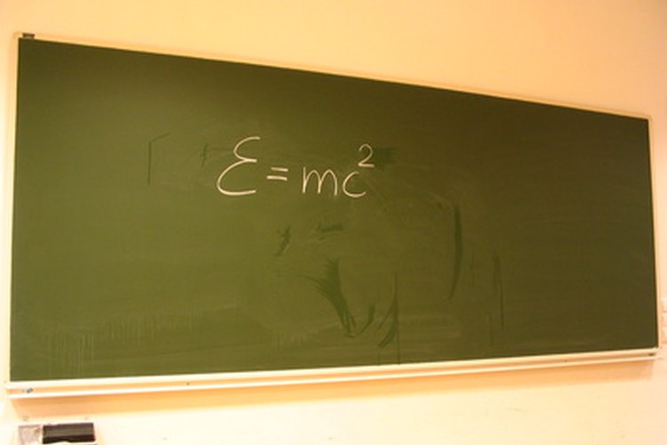 La famosa fórmula de Einstein representa la equivalencia entre masa y energía.
