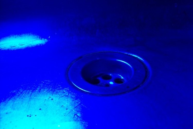 Los productos de limpieza utilizados para desasolvar drenajes, son corrosivos y pueden causar quemaduras severas.