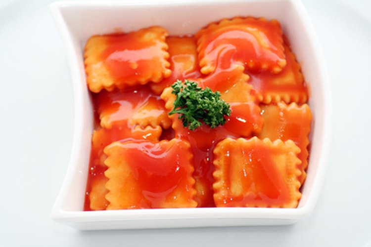 Ravioles con salsa de tomate.