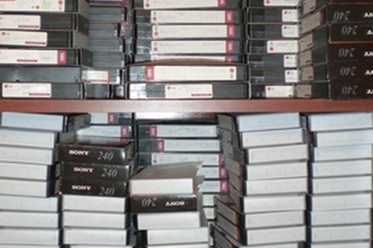 De seguro hay cintas de VHS almacenadas con el paso de los años en la casa del anciano.