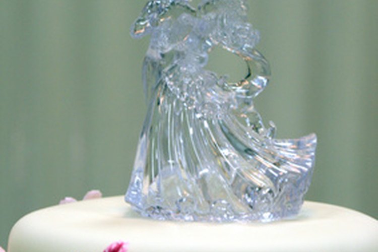 Con el fondant para enrollar y esculpir puedes hacer muchas formas decorativas.