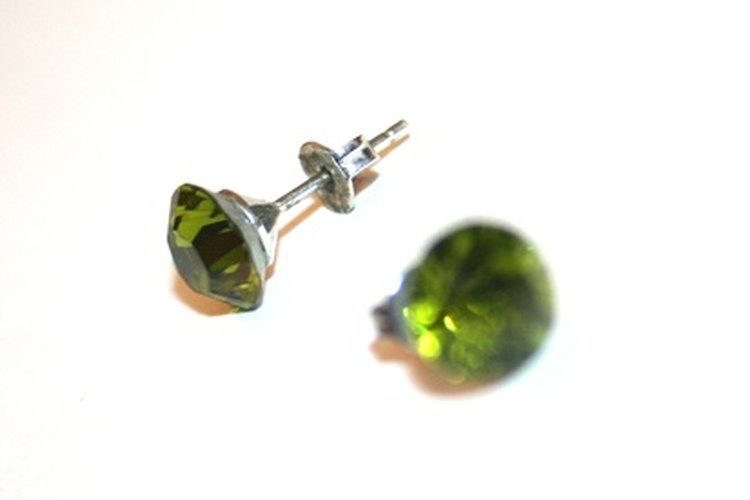 Pendientes con respaldos de metal.
