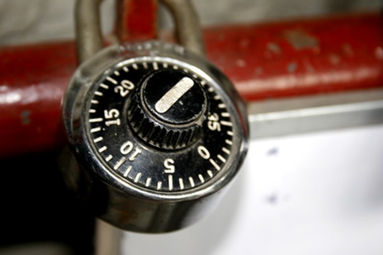 Incluso si has olvidado la combinación de tu candado Master Lock, puede haber una manera de abrirlo.
