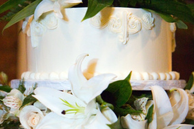 La crema de mantequilla italiana es popular para pasteles de casamiento por su color casi blanco y estabilidad.