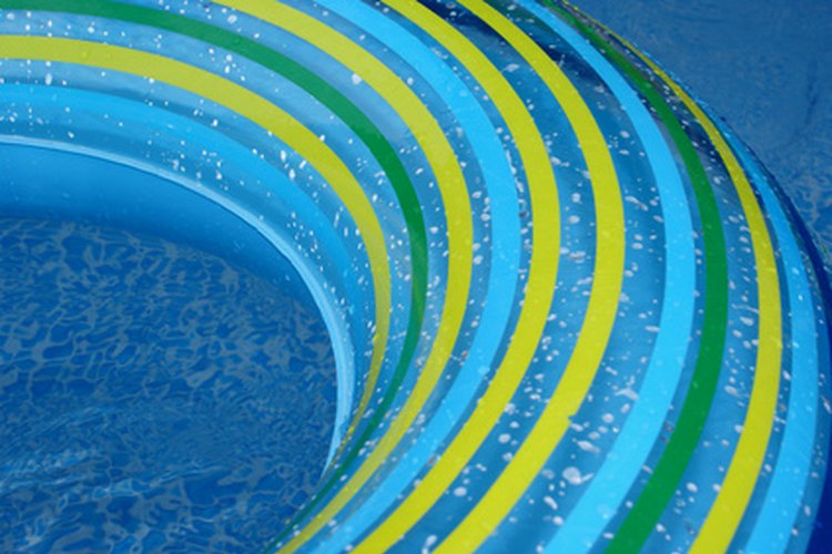 El funcionamiento regular de la bomba de la piscina mantiene el agua transparente.