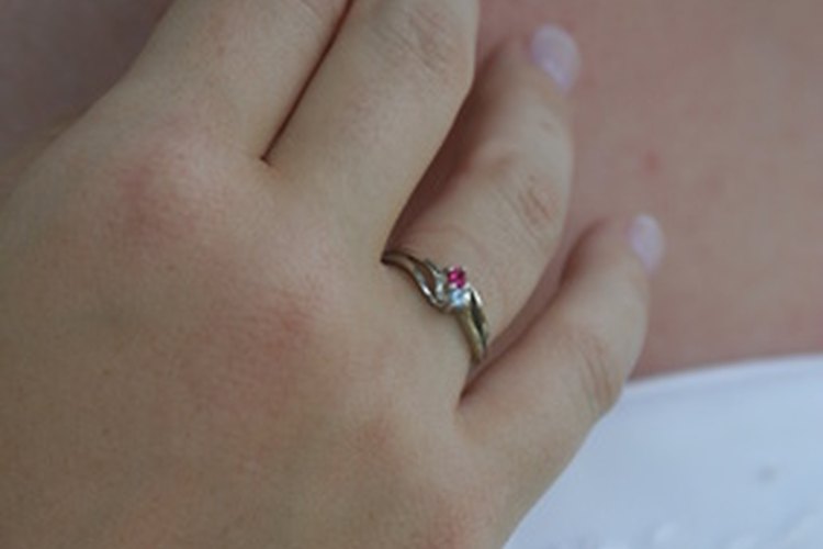 Un anillo que se lleva en la mano derecha puede tener distintos significados.