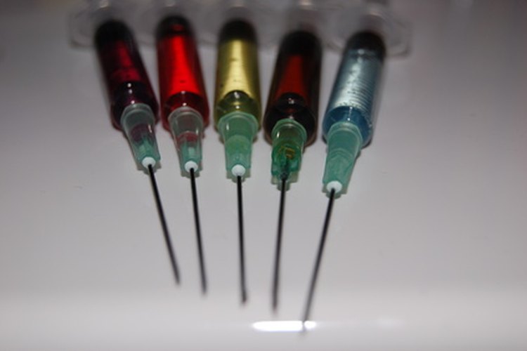 Los técnicos en flebotomía toman muestras de sangre de los pacientes.