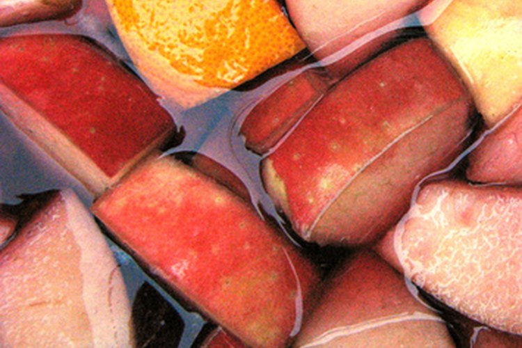Mezclando una mezcla de fruta y vino con hielo picada hace una sangría congelada dulce y agria.