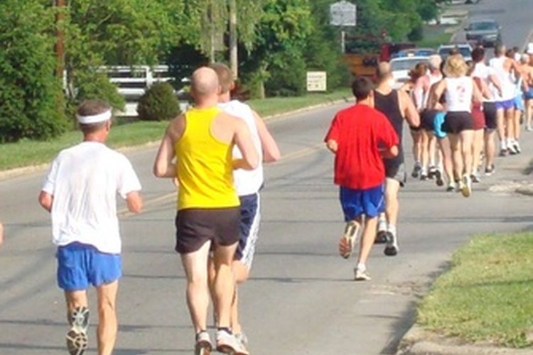 Te puedes entrenar para un maratón aumentando gradualmente tus millas cada semana.